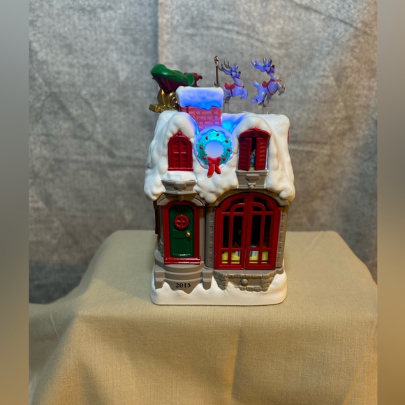 2015 Up on the Housetop Hallmark Keepsake Ornament - Picture 8 of 16